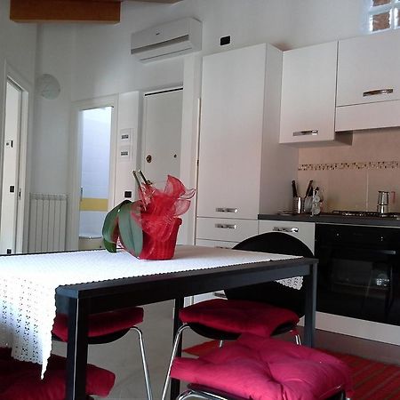 Casa Vacanze The Flea'S Home フォンディ 部屋 写真